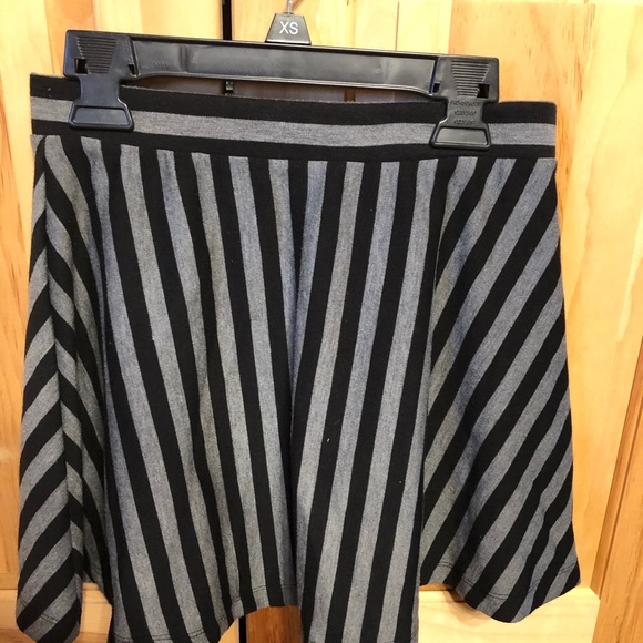 Forever 21 striped mini skirt worn once - Picture 1 of 4